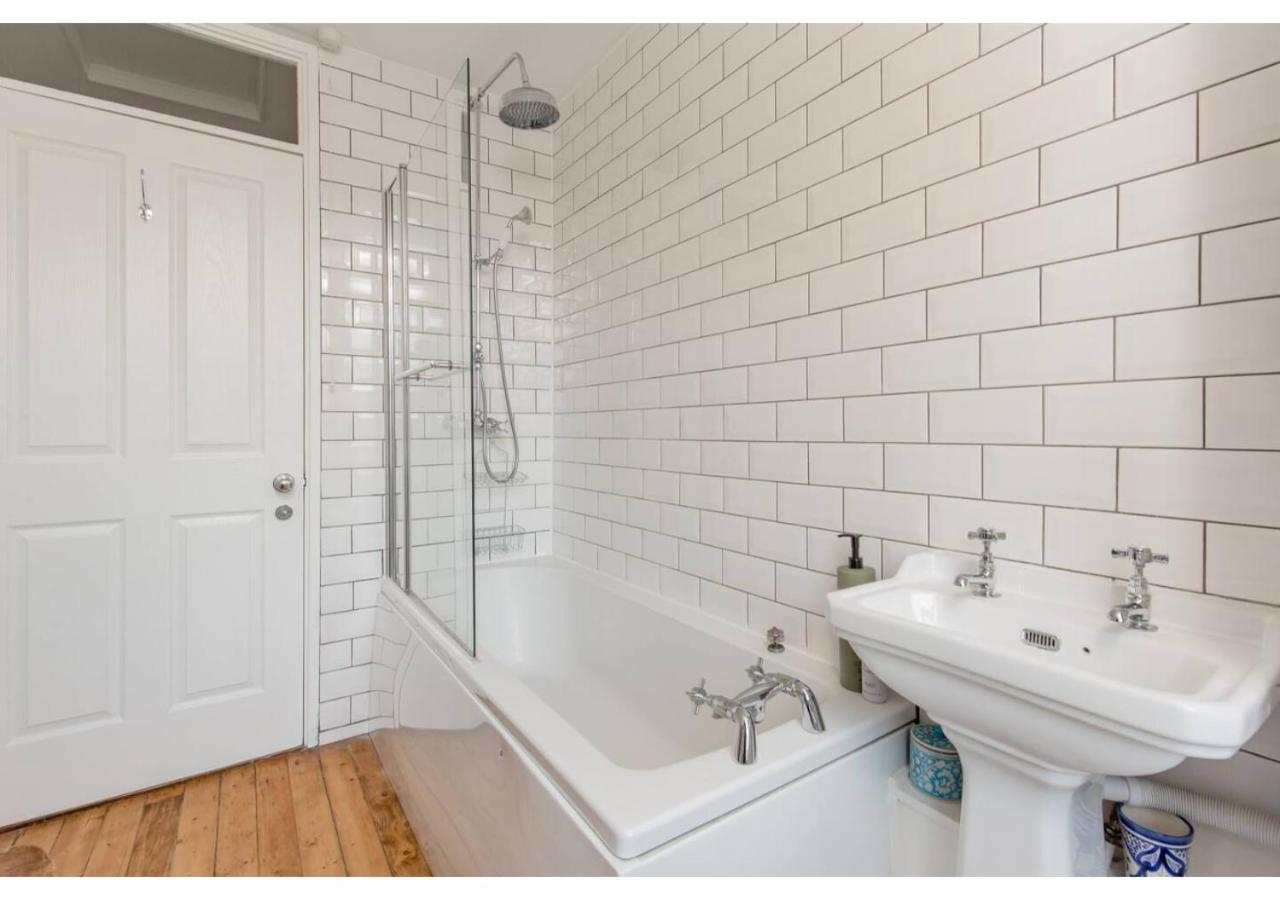 Altido Stylish Townhouse In Cool Stockbridge Apartment EDI