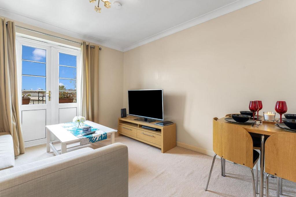 Modern 1br Flat - Free Parking + Lift *