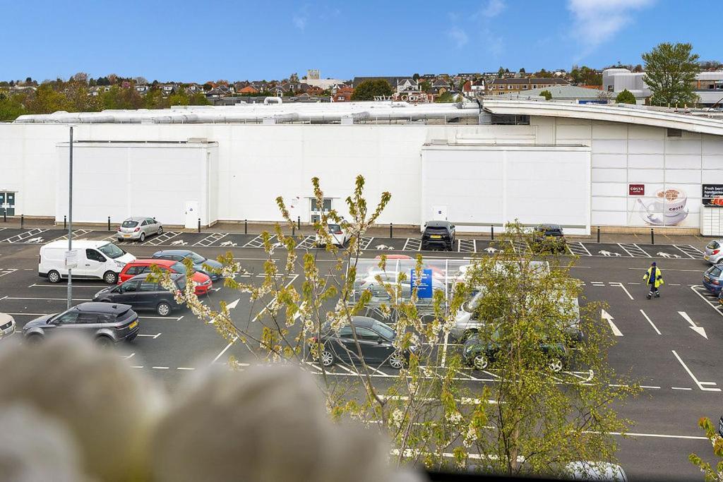 Modern 1br Flat - Free Parking + Lift