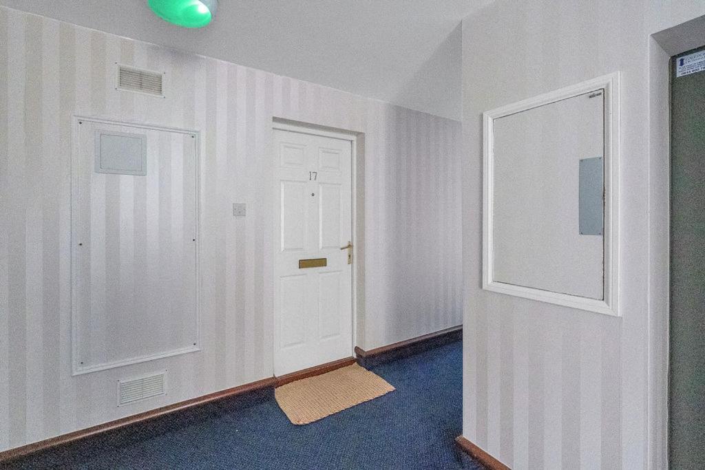 Modern 1br Flat - Free Parking + Lift