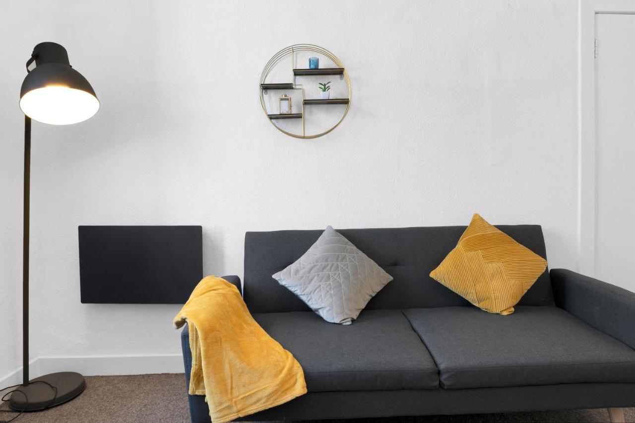 Apartment Modern & Spacious 1 Bedroom - Close To Centre - Sleeps Up To 3 Guests *