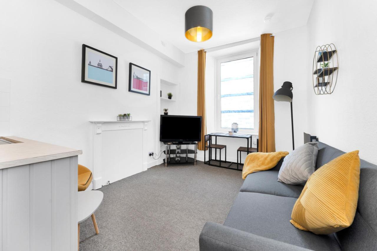 Modern & Spacious 1 Bedroom - Close To Centre - Sleeps Up To 3 Guests *