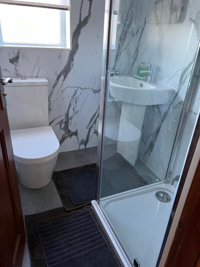 4 Bed Near Airport Holiday home Edinburgh