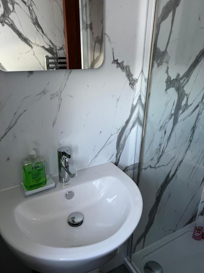 Holiday home 4 Bed Near Airport