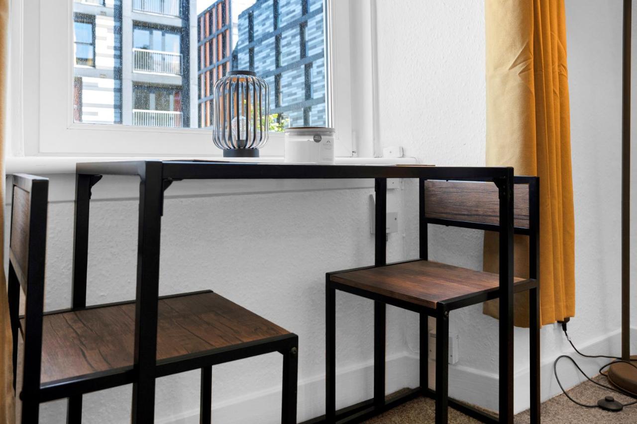 Apartment Modern & Spacious 1 Bedroom - Close To Centre - Sleeps Up To 3 Guests