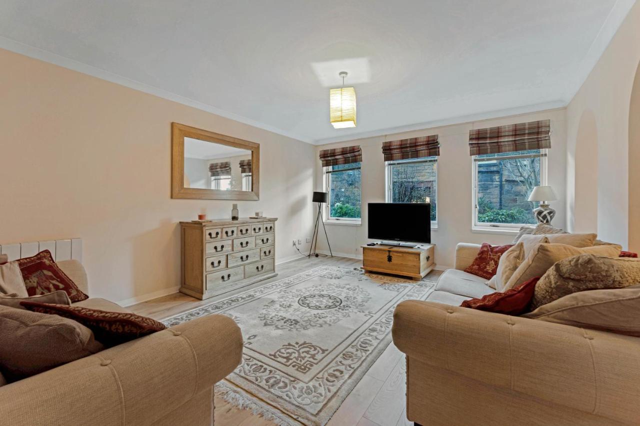 Elegant & Unique Getaway - Spacious 3 Bedroom, 2 Bathroom Centre - Free Allocated Parking. *