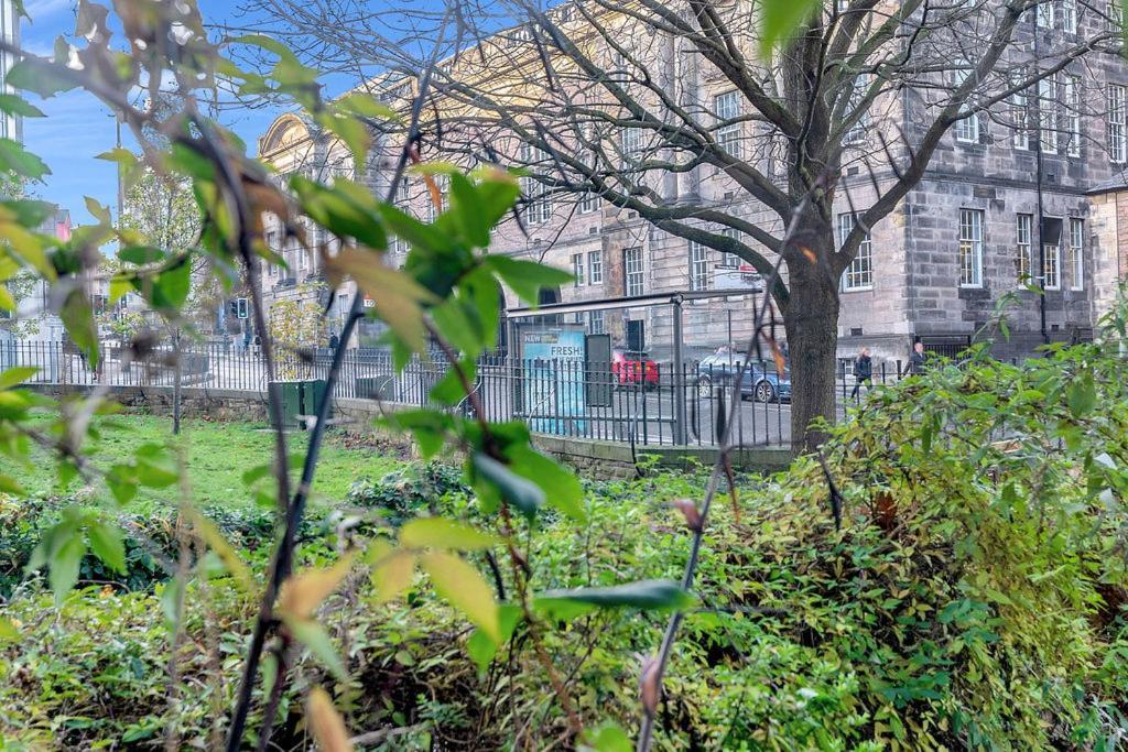 Edinburgh City Centre Aishia/Sakina Apartment EDI