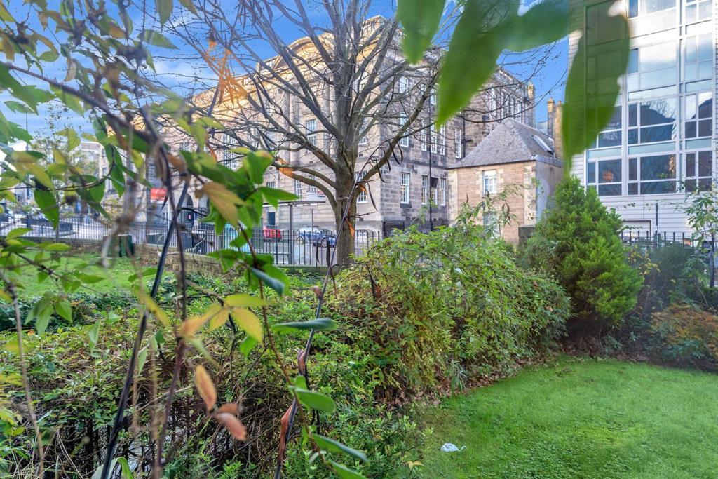 Edinburgh City Centre Aishia/Sakina Apartment EDI