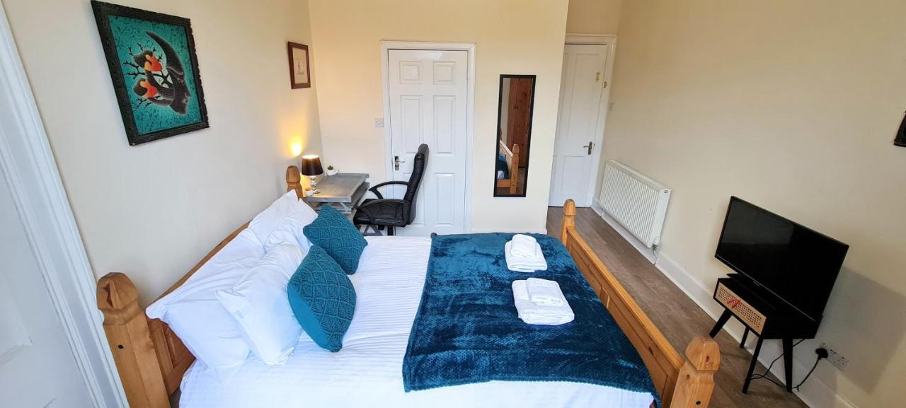 Spacious Ensuite In Centre - Five Star Amenities - Excellent Location Guest house *