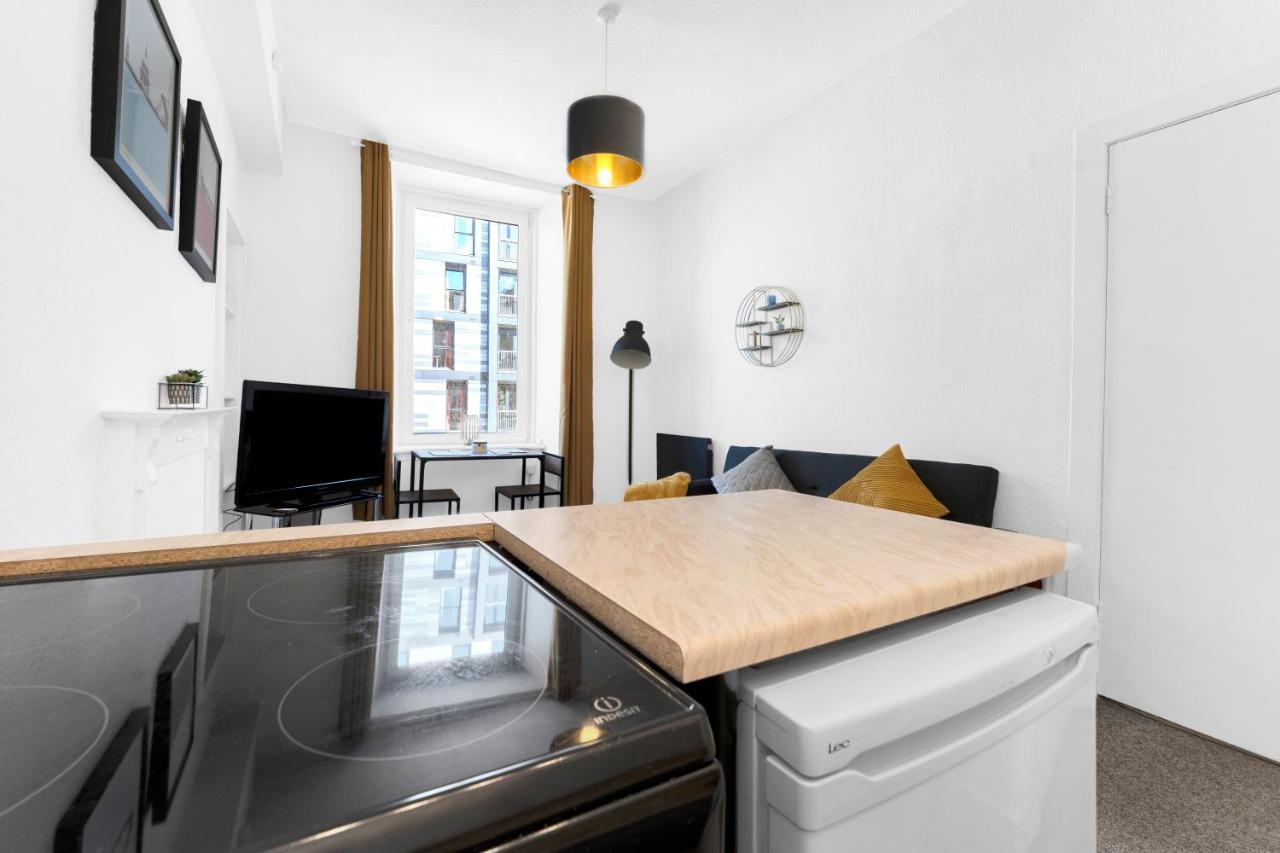 Modern & Spacious 1 Bedroom - Close To Centre - Sleeps Up To 3 Guests
