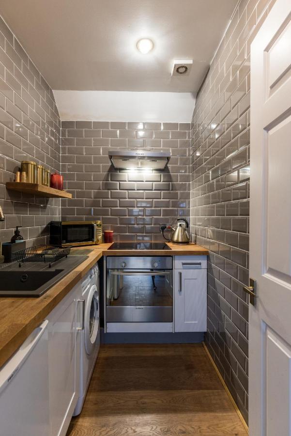 Joivy Contemporary With Free Parking Holiday home *