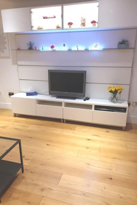 Modern, Centre 1 Bed, Ground Floor * Edinburgh