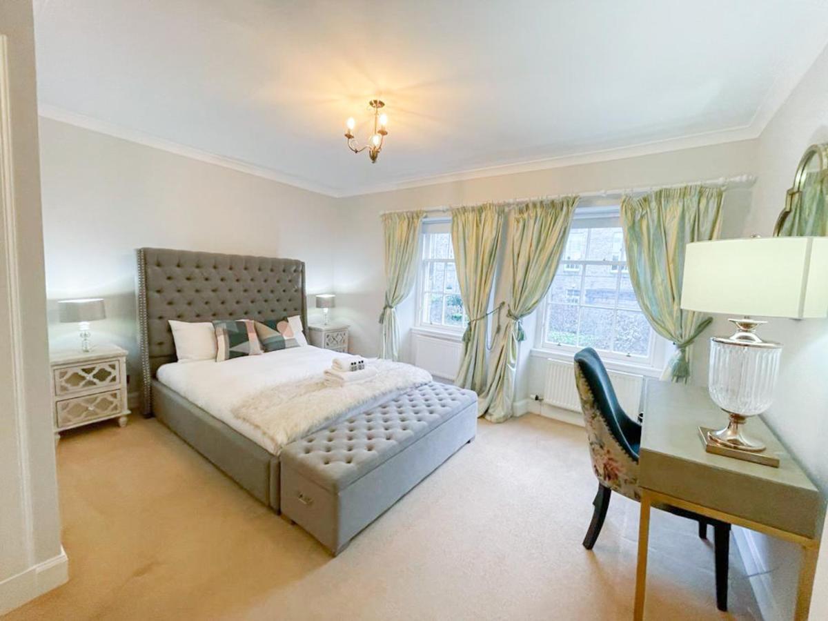 Sophisticated 3br With Garden, Quiet New Town Lane Apartment *