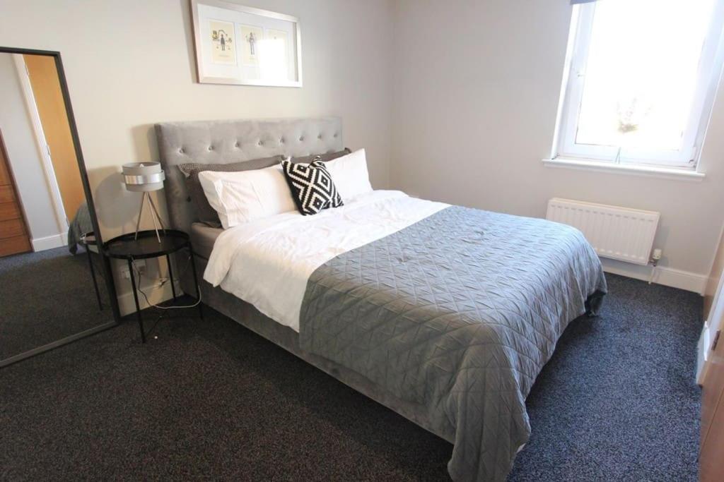 Spacious 2 Bed, 2 Bath -the Shore, Leith Apartment *