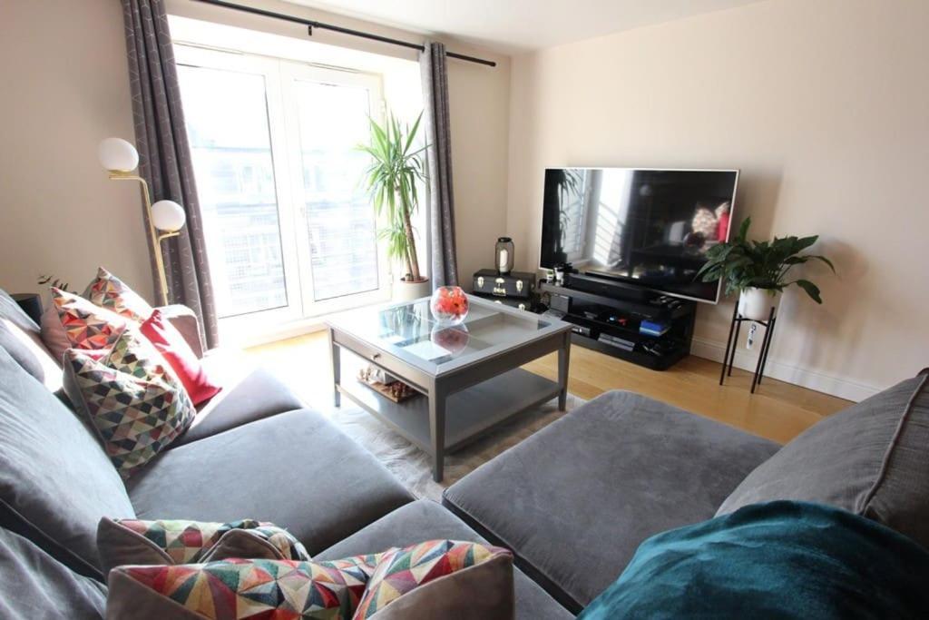 Spacious 2 Bed, 2 Bath -the Shore, Leith * Edinburgh