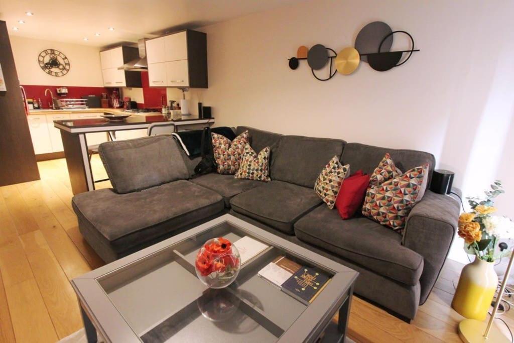 Spacious 2 Bed, 2 Bath -the Shore, Leith Apartment *
