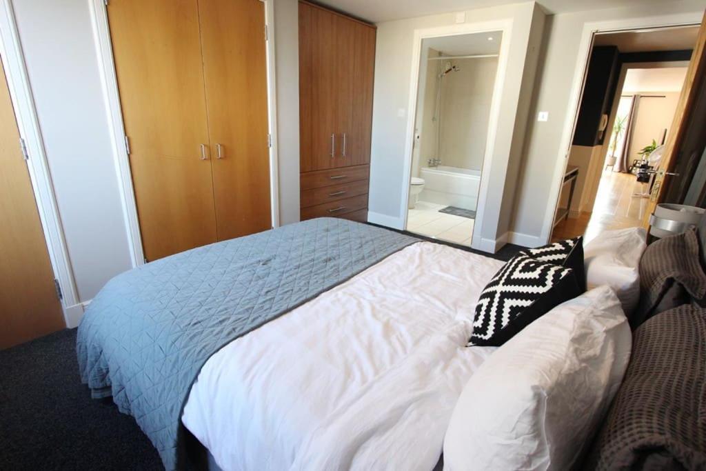 Spacious 2 Bed, 2 Bath -the Shore, Leith Apartment Edinburgh