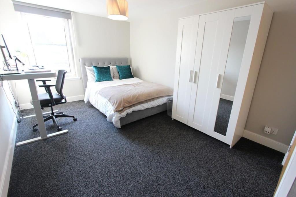 Spacious 2 Bed, 2 Bath -the Shore, Leith Apartment *