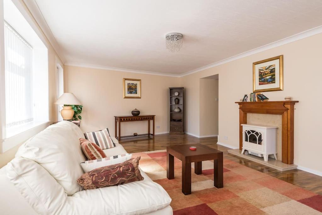 Cosy & Bright Semi-detached House Apartment *
