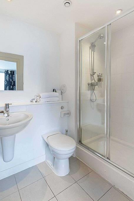 Modern 2 Bed With Stunning Seaside View Apartment *