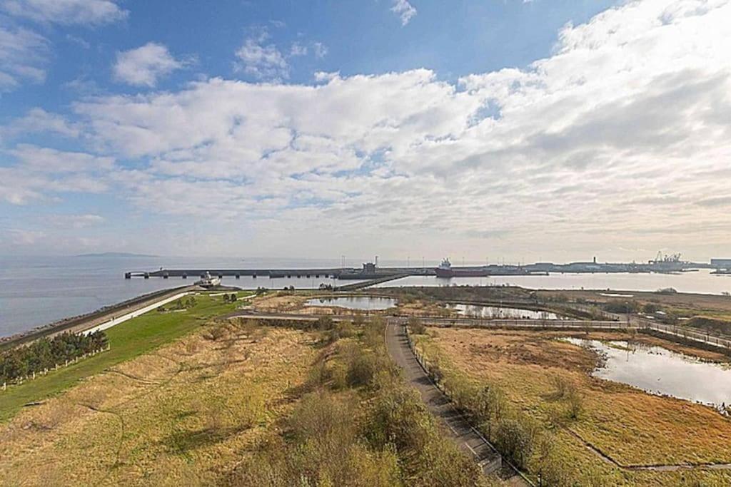 Modern 2 Bed With Stunning Seaside View Apartment