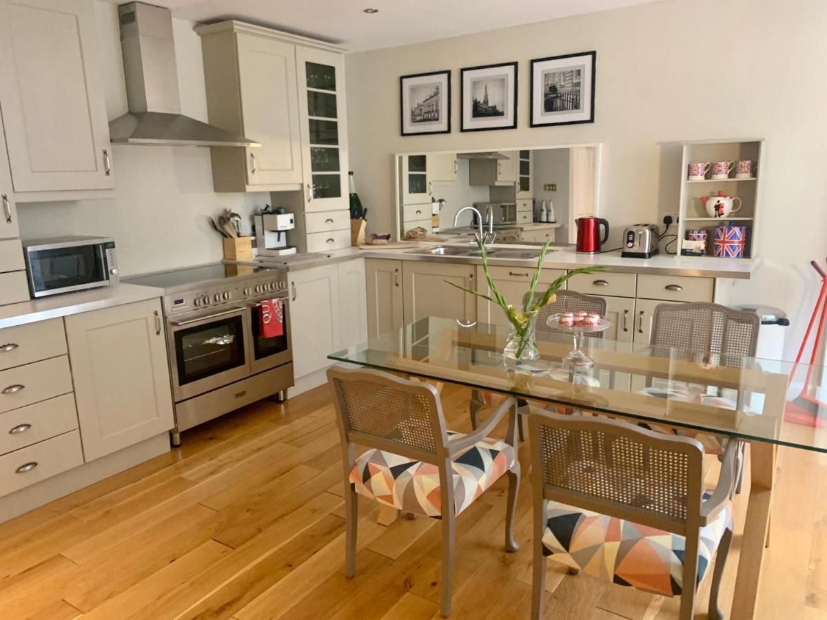 Chic 2b Centre Flat & Patio , Close To Castle Apartment