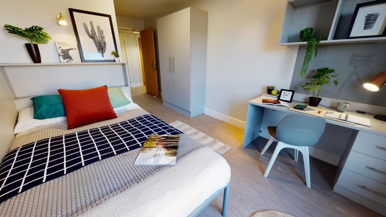 And Ensuite Bedrooms With Shared Kitchen At Fountainbridge In Édimbourg