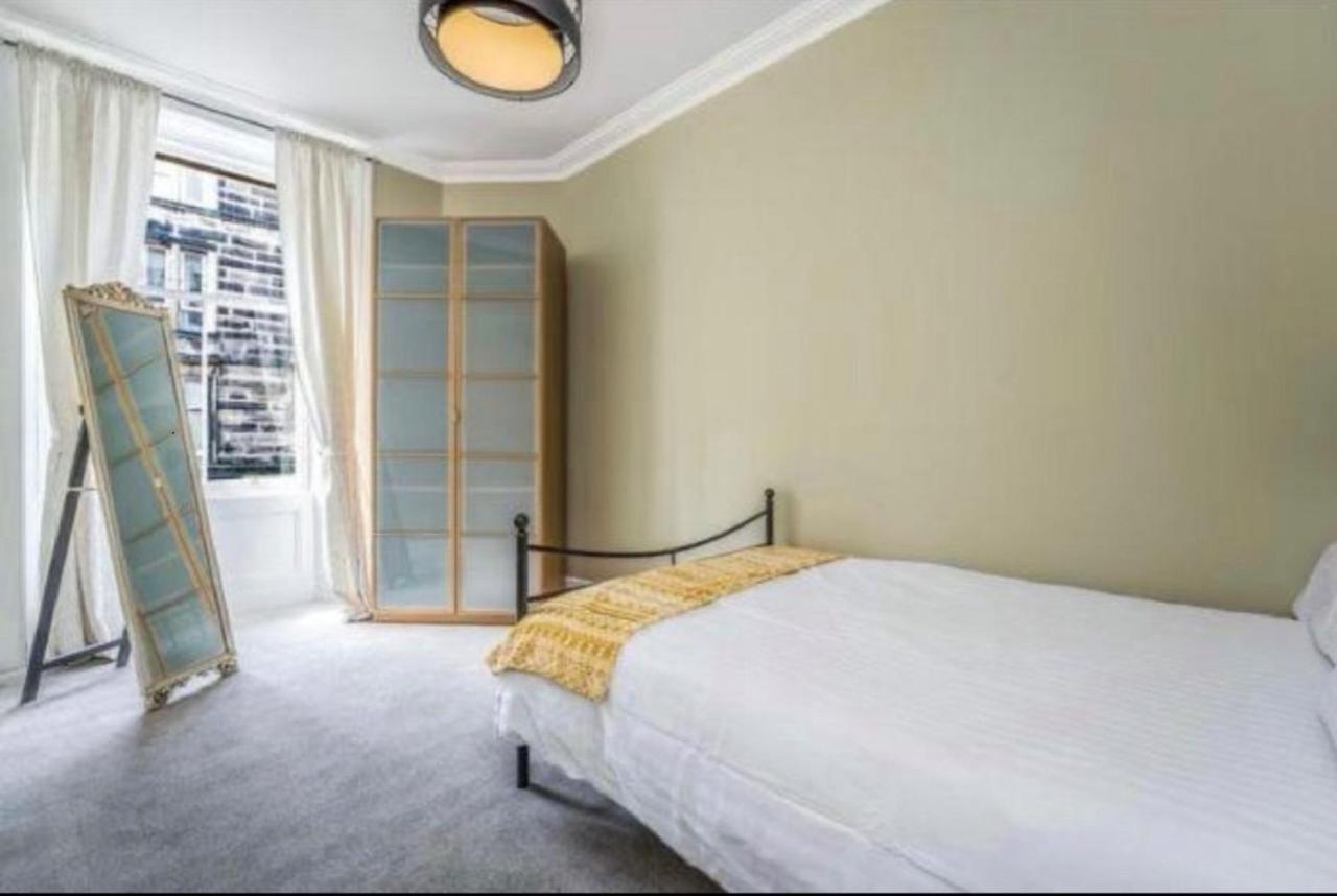 Spacious & Comfortable 3 Bedroom - Near Centre - Free Parking Available - Sleeps Up To 5 Guests Apartment *