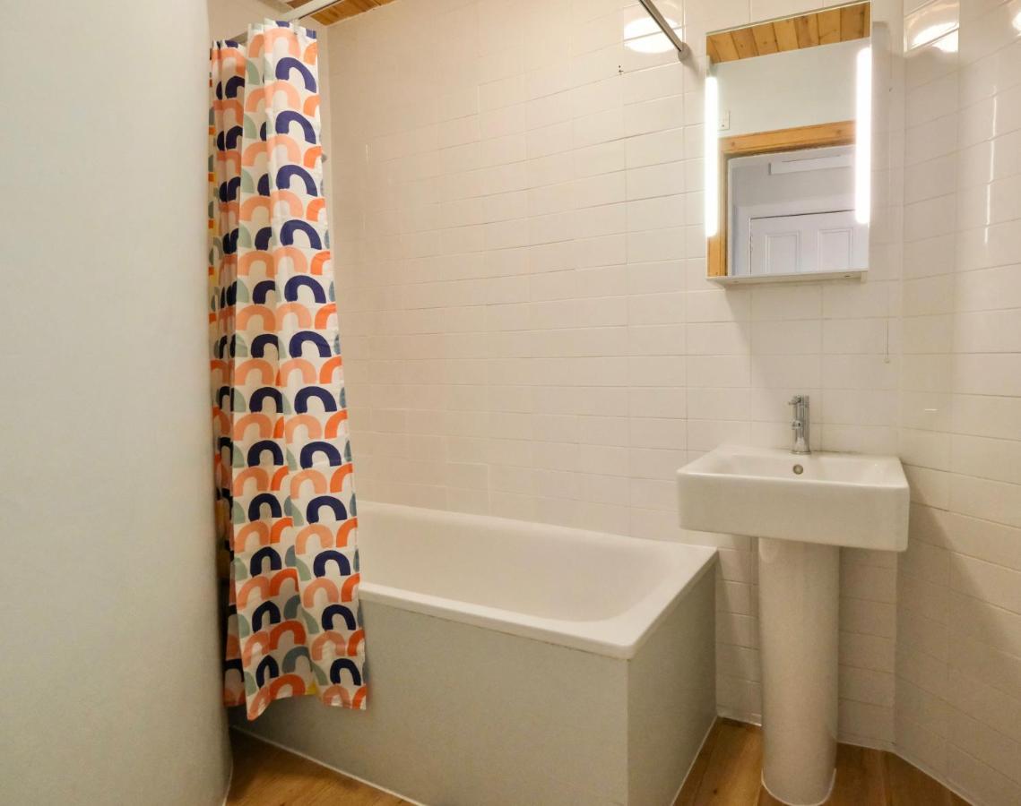 Joivy 3-bed Meadows Flat Near Castle