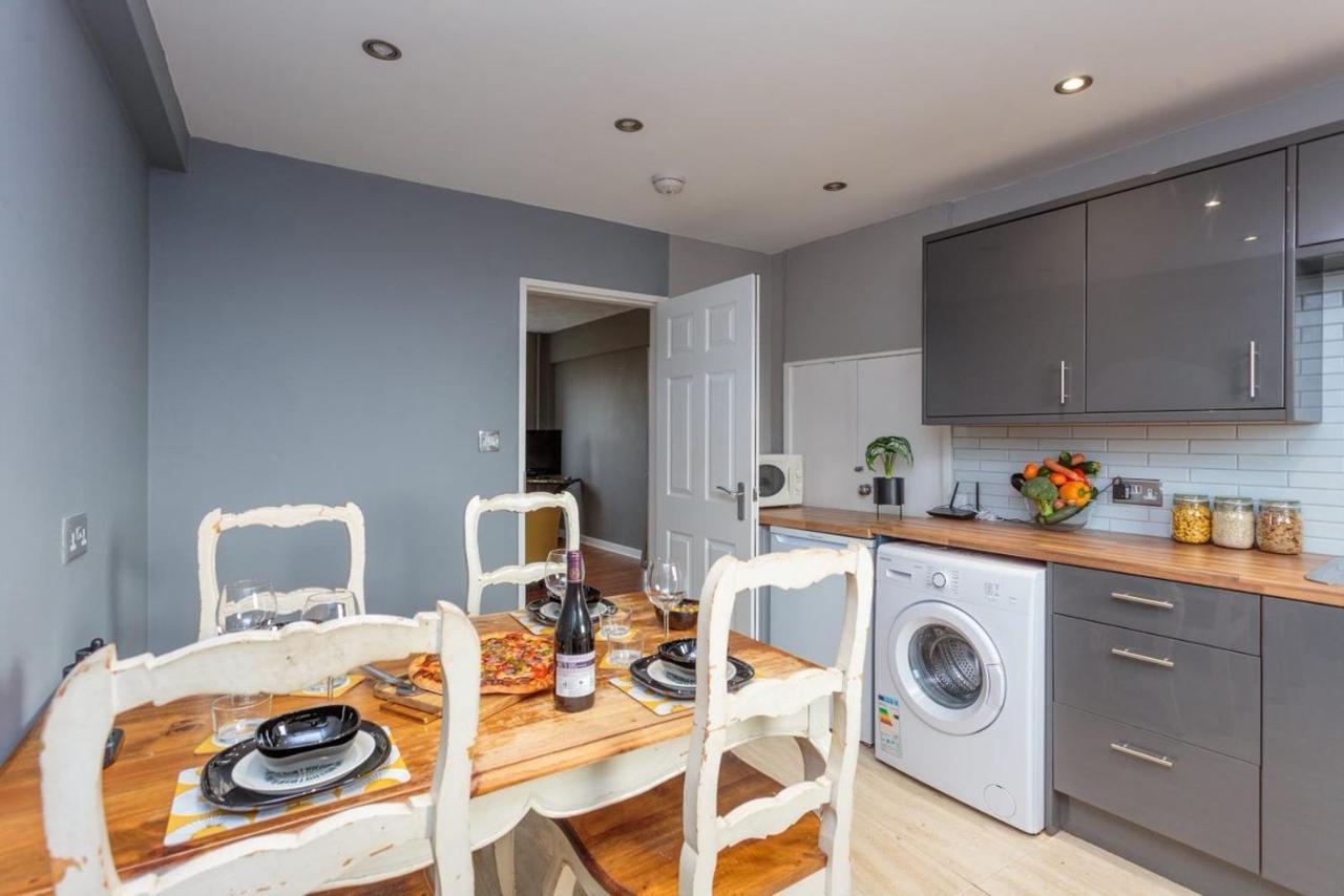 Gorgeous 3-bed Flat, 15 Minutes To Centre Apartment *