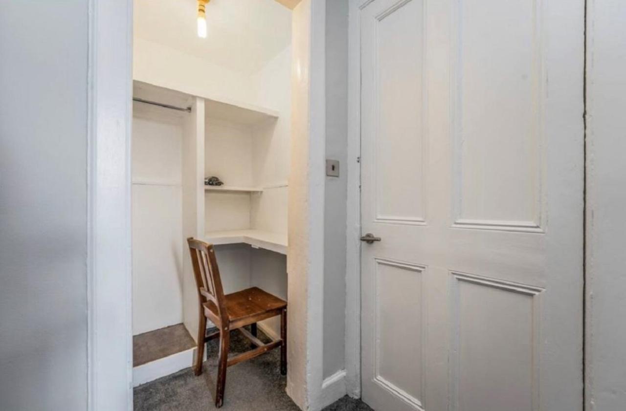 Spacious & Comfortable 3 Bedroom - Near Centre - Free Parking Available - Sleeps Up To 5 Guests