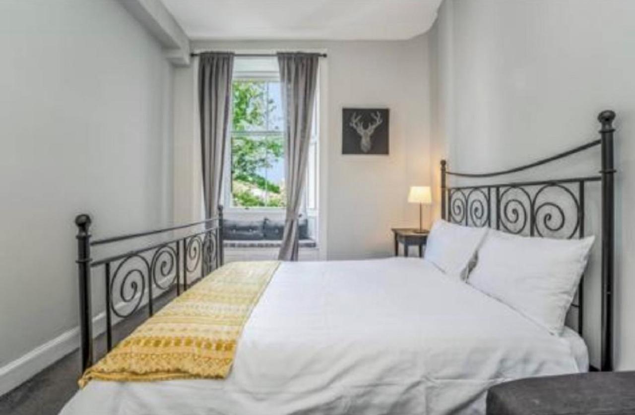 Apartment Spacious & Comfortable 3 Bedroom - Near Centre - Free Parking Available - Sleeps Up To 5 Guests