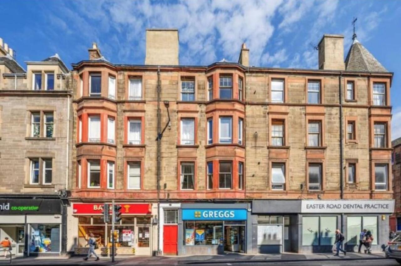 Spacious & Comfortable 3 Bedroom - Near Centre - Free Parking Available - Sleeps Up To 5 Guests *