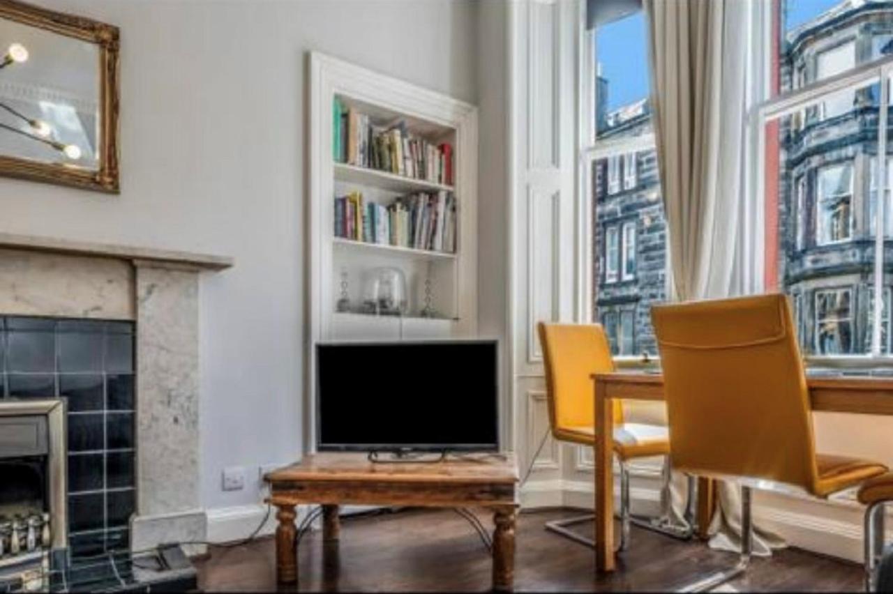 Apartment Spacious & Comfortable 3 Bedroom - Near Centre - Free Parking Available - Sleeps Up To 5 Guests *