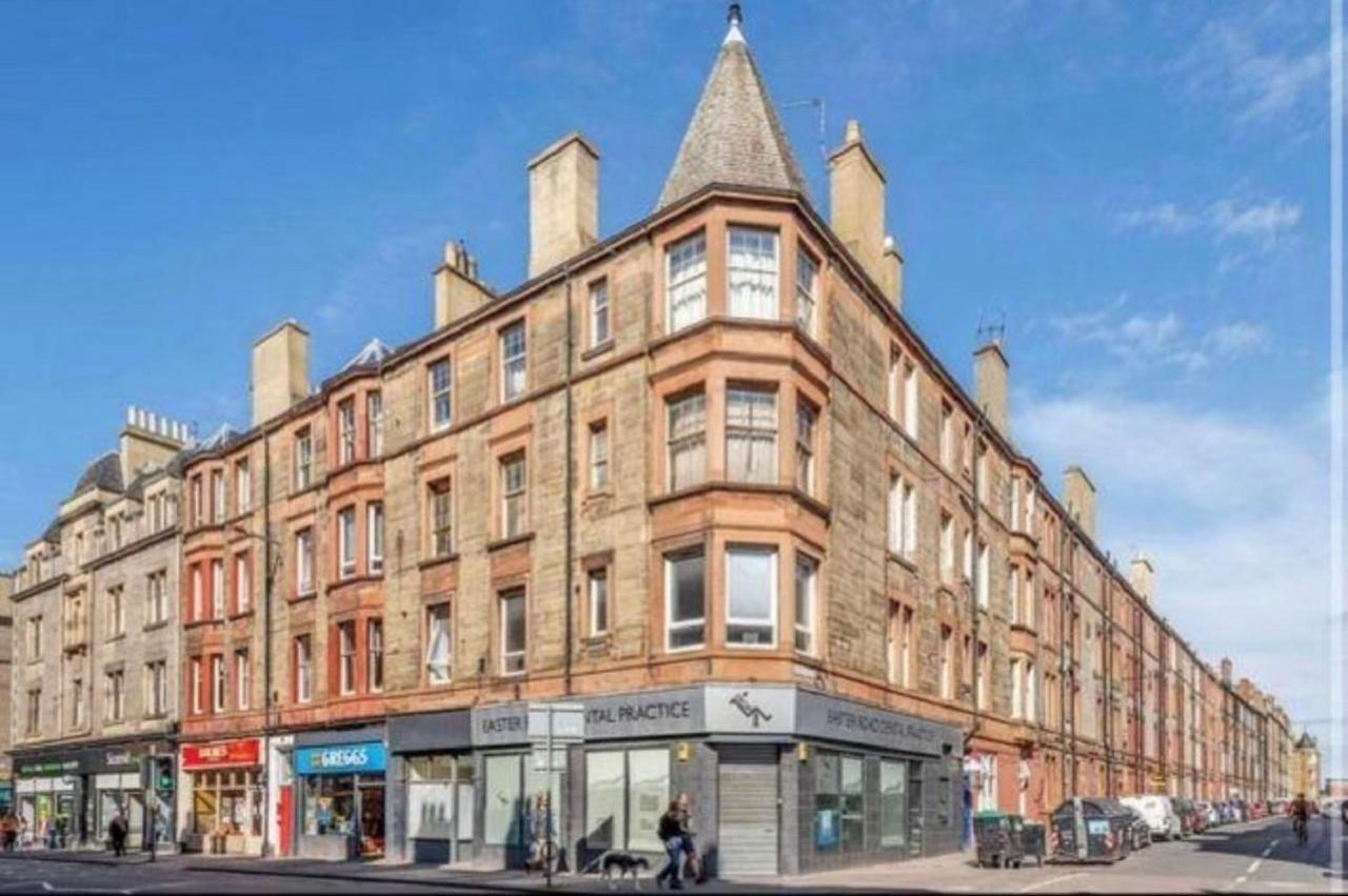 Spacious & Comfortable 3 Bedroom - Near Centre - Free Parking Available - Sleeps Up To 5 Guests *