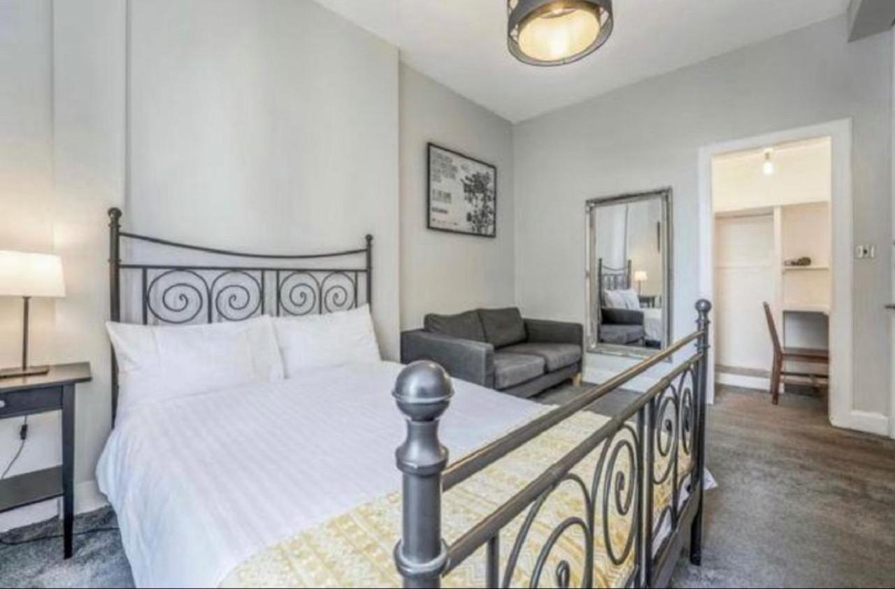 Spacious & Comfortable 3 Bedroom - Near Centre - Free Parking Available - Sleeps Up To 5 Guests Apartment Edinburgh