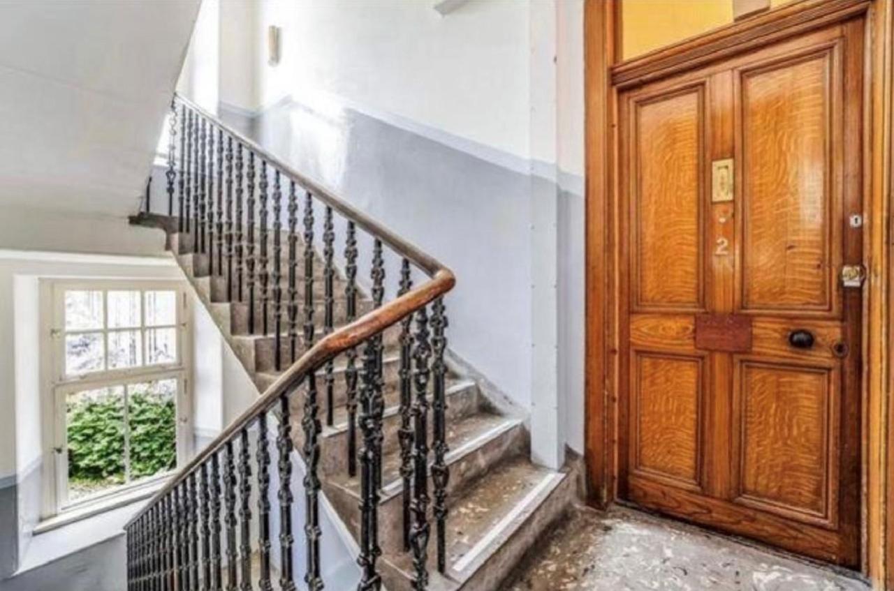 Spacious & Comfortable 3 Bedroom - Near Centre - Free Parking Available - Sleeps Up To 5 Guests Apartment