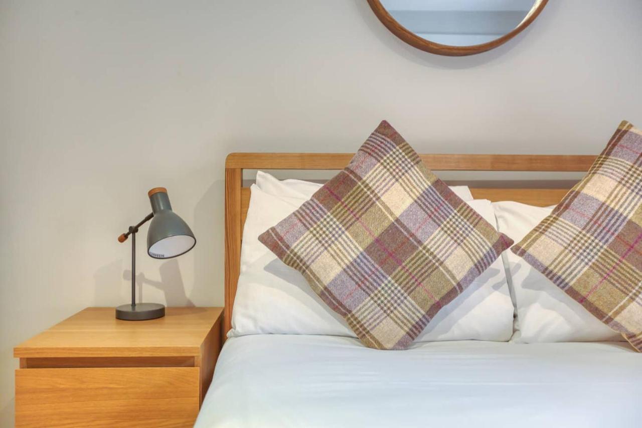 *amazing Location!*in Heart Of The City. 2br & Cot