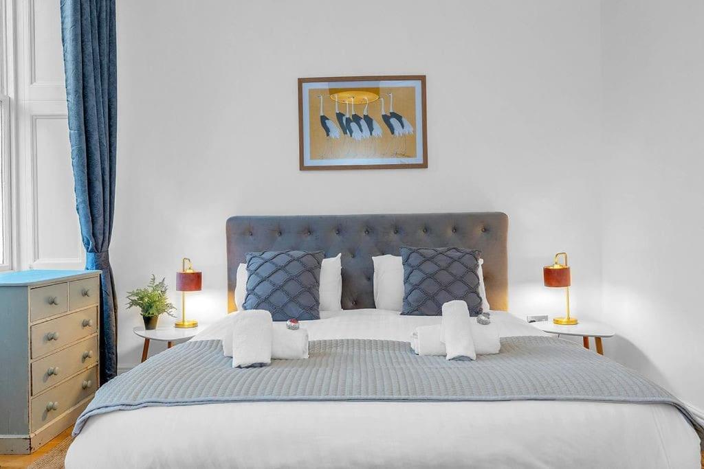 Luxury 3 Bed 2 Bath Main Door Apartm At Wardie Bay *