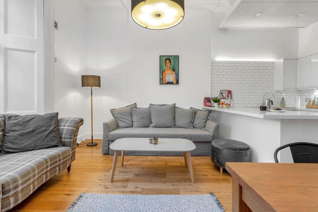 Luxury 3 Bed 2 Bath Main Door Apartm At Wardie Bay *