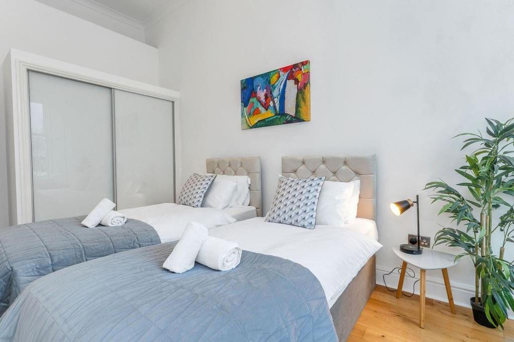 Luxury 3 Bed 2 Bath Main Door Apartm At Wardie Bay Apartment