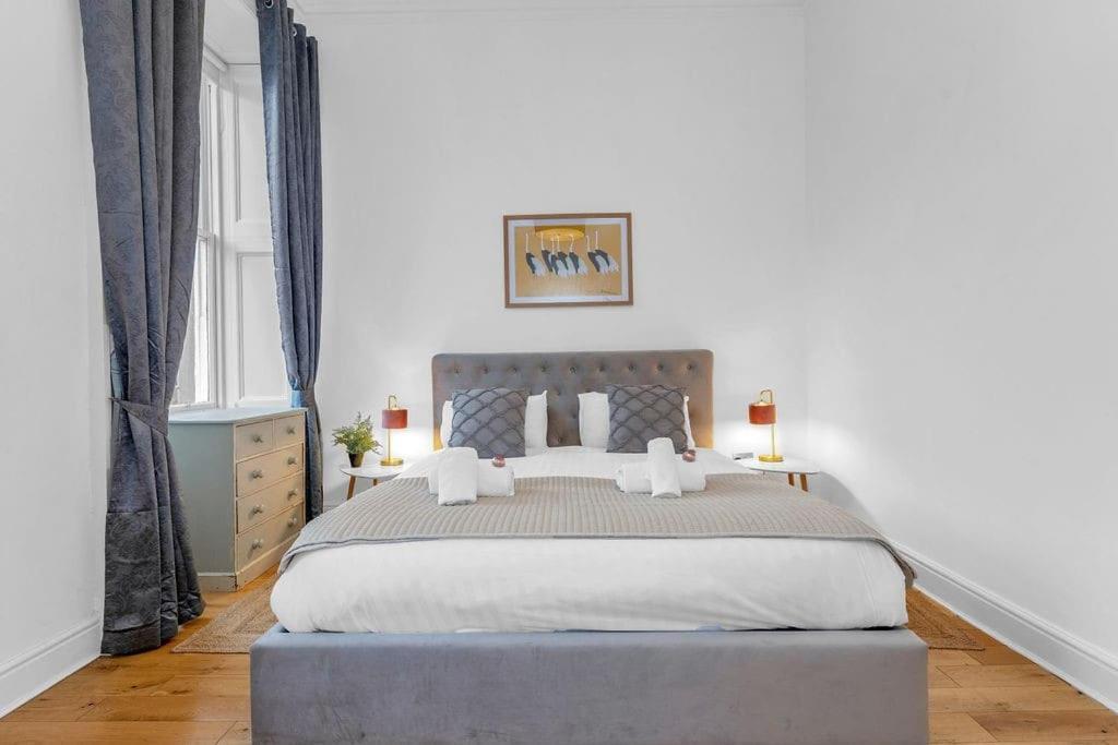 Luxury 3 Bed 2 Bath Main Door Apartm At Wardie Bay *