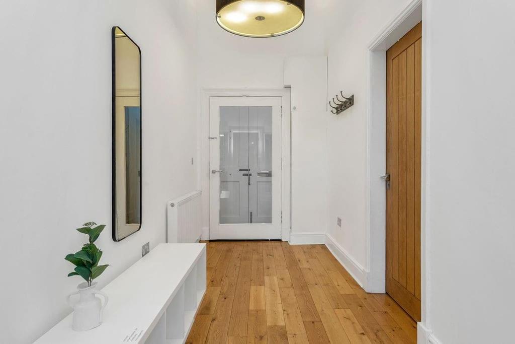 Luxury 3 Bed 2 Bath Main Door Apartm At Wardie Bay