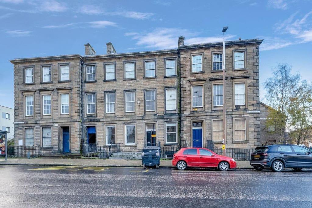Luxury 3 Bed 2 Bath Main Door Apartm At Wardie Bay *