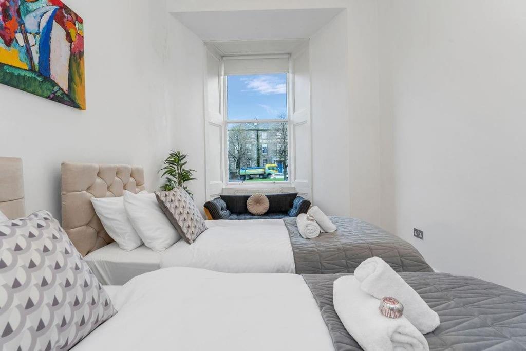 Luxury 3 Bed 2 Bath Main Door Apartm At Wardie Bay *