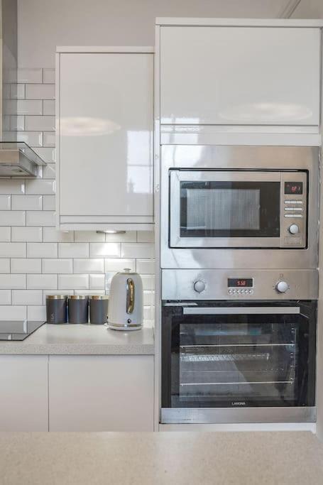 Luxury 3 Bed 2 Bath Main Door Apartm At Wardie Bay Apartment *