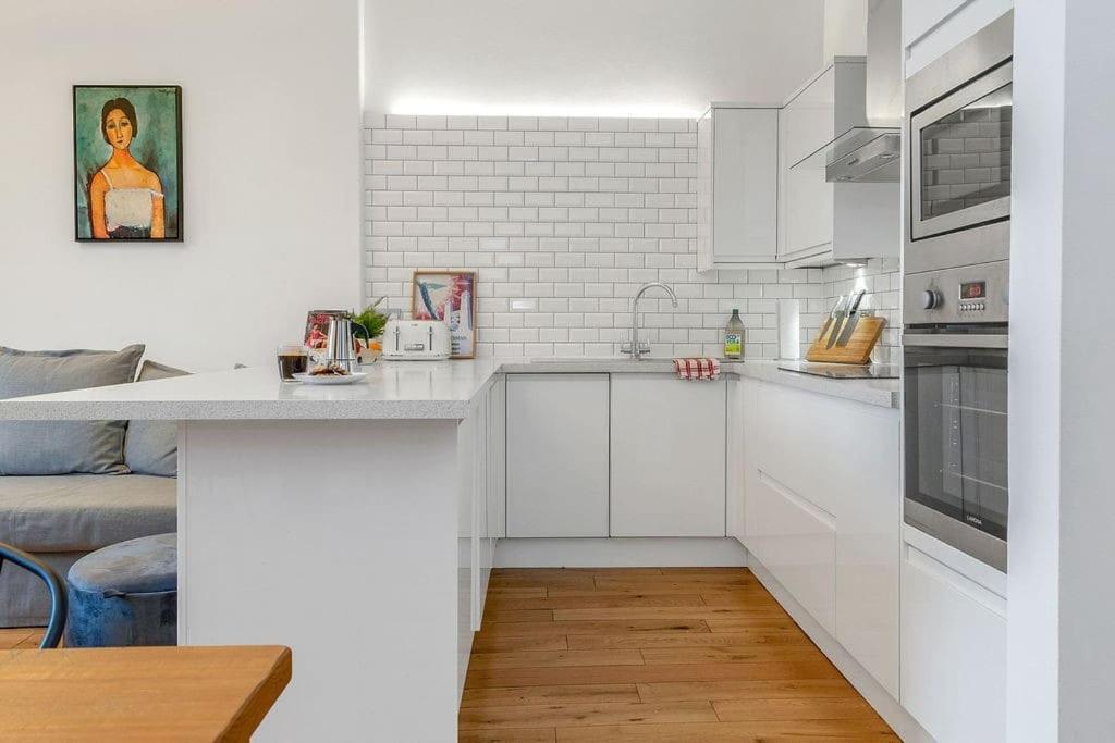 Luxury 3 Bed 2 Bath Main Door Apartm At Wardie Bay *