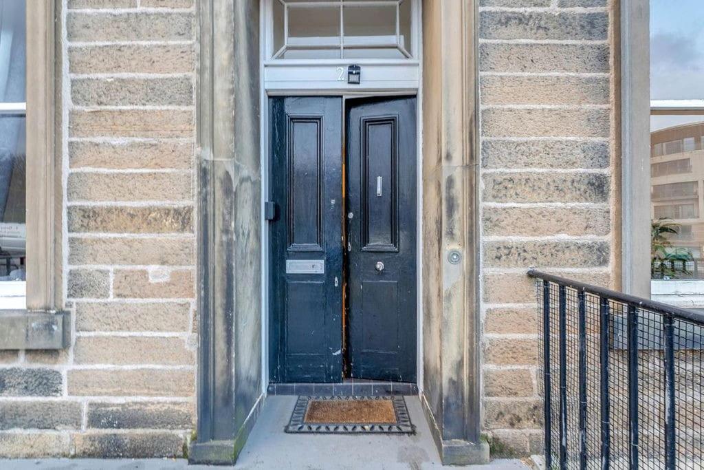 Luxury 3 Bed 2 Bath Main Door Apartm At Wardie Bay *