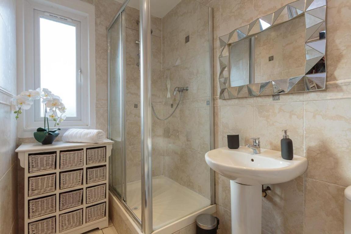 Gorgeous 3-bed Flat, 15 Minutes To Centre Apartment EDI