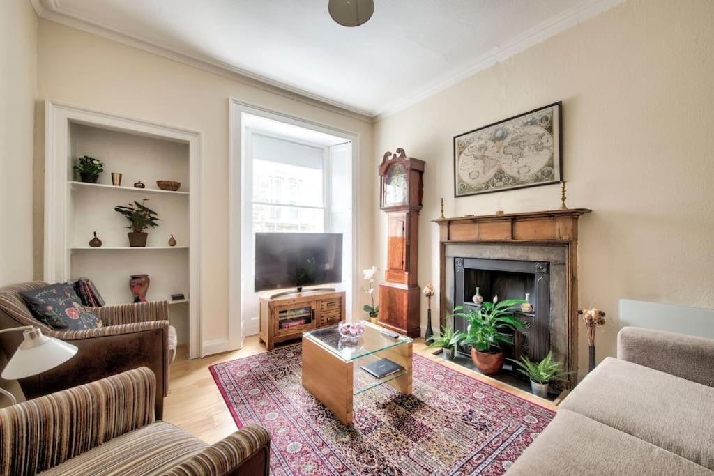 Charm & Character On Historic Rose Street Apartment *